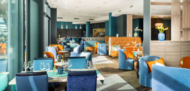 Hotellets restaurant tilbyr ferske, regionale retter i en stilfull og innbydende atmosfære.