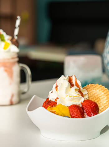 Erfrischen Sie sich mit einer Kugel hausgemachtem Eis aus der hoteleigenen Eisdiele – die perfekte Erfrischung an einem warmen Tag.