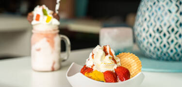 Avkjøl deg med en kule hjemmelaget is fra hotellets isbar – den perfekte forfriskningen på en varm dag.