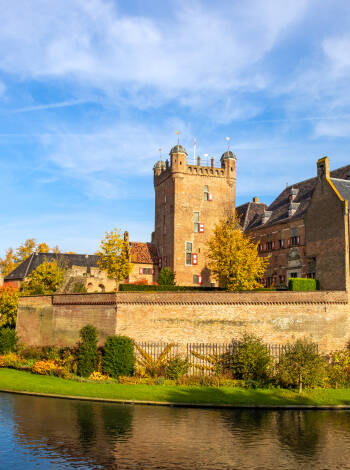 Besuchen Sie das beeindruckende Schloss Huis Bergh, direkt hinter der niederländischen Grenze, und erleben Sie eine Mischung aus Geschichte und Kunst.