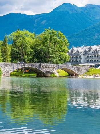 Nyd de fredfyldte omgivelser ved søen, der er perfekte til at slappe af. Hotel Jezero Bohinj tilbyder en rolig pause fra hverdagens stress og jag.