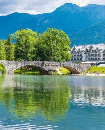 Njut av en lugn miljö vid sjön som är perfekt för avkoppling. Hotel Jezero Bohinj är en lugn tillflyktsort från vardagens liv och rörelse.