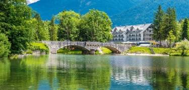 Nyd de fredfyldte omgivelser ved søen, der er perfekte til at slappe af. Hotel Jezero Bohinj tilbyder en rolig pause fra hverdagens stress og jag.