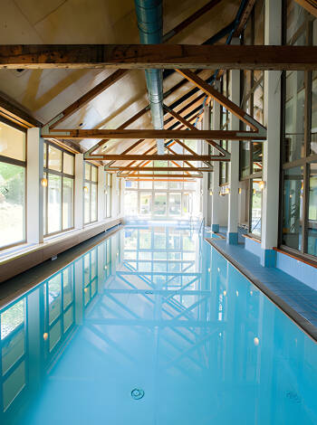 Hotellets wellness-område omfatter en indendørs pool, en spa lounge, et fitnesscenter og saunafaciliteter, så du kan slappe af og forynge dig under dit ophold.