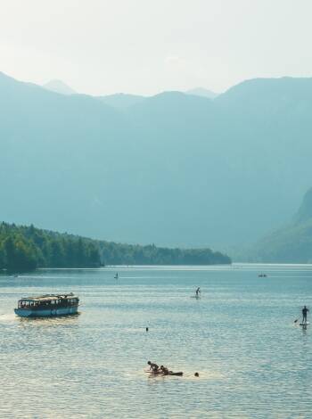 Du kan ta en härlig båttur för att beundra sjöns skönhet. Eller ägna dig åt olika vattensporter som kanot, kajak och simning i Bohinjsjöns kristallklara vatten.