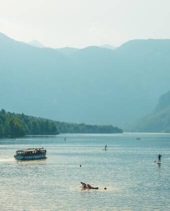 Du kan ta en härlig båttur för att beundra sjöns skönhet. Eller ägna dig åt olika vattensporter som kanot, kajak och simning i Bohinjsjöns kristallklara vatten.