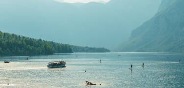 Du kan ta en båttur med panoramautsikt for å beundre innsjøens skjønnhet. Eller du kan drive med ulike vannsporter som kanopadling, kajakkpadling og svømming i det krystallklare vannet i Bohinj-sjøen.