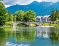 Njut av en lugn miljö vid sjön som är perfekt för avkoppling. Hotel Jezero Bohinj är en lugn tillflyktsort från vardagens liv och rörelse.