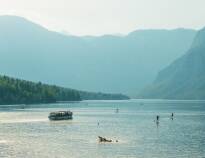 Du kan tage en panoramisk bådtur for at beundre søens skønhed. Eller dyrke forskellige former for vandsport som kano, kajak og svømning i Bohinjsøens krystalklare vand.