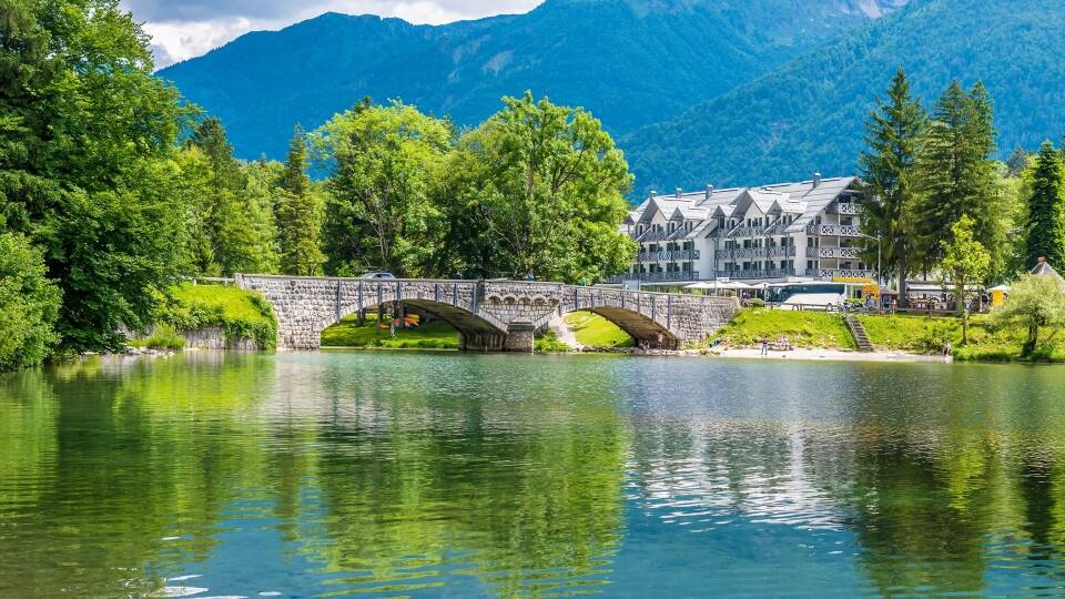 Nyd de fredfyldte omgivelser ved søen, der er perfekte til at slappe af. Hotel Jezero Bohinj tilbyder en rolig pause fra hverdagens stress og jag.