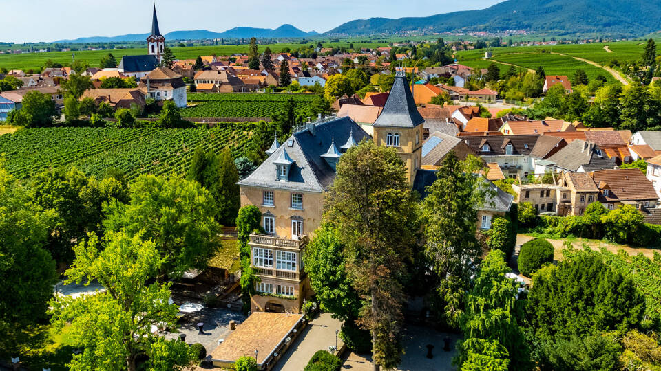 Erleben Sie ein wunderschönes Schlosshotel inmitten einer über 5 Hektar großen Parklandschaft, umgeben von Weinbergen und ruhigen Wasserspielen.