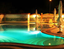 Hotellets pool där ni kan slappna av och njuta av semestern.