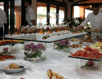 På Hotel Villa Letan kan I spise aftensmad baseret på retter fra det lokale køkken.