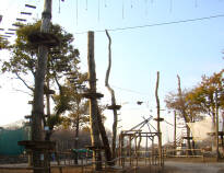 Gehen Sie zum Glavani Park, wo im Seilpark klettern und kriechen können und einige der wilden Schaukeln versuchen dürfen.