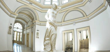 Opplev den fantastiske atmosfæren fra antikkens Roma, og nyt komforten av moderne bekvemmeligheter!