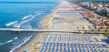 Tillbringa sommaren vid Adriatiska havet och besök den populära semesterorten Rimini.