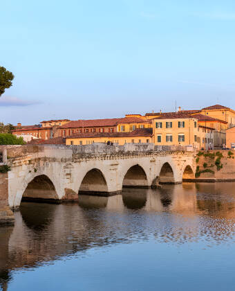 Promenera över den historiska Tiberiusbron i Rimini, byggd under Kejsar Augustus år 14 f.Kr.