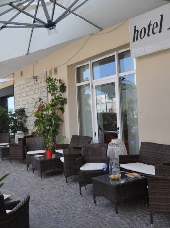Genießen Sie die Aussicht mit einer gekühlten Erfrischung auf der gemütlichen Terrasse des Hotels.