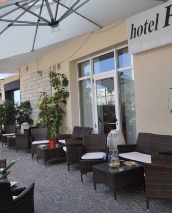 Genießen Sie die Aussicht mit einer gekühlten Erfrischung auf der gemütlichen Terrasse des Hotels.