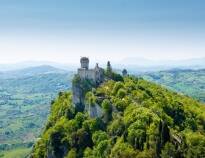 Tag et smut til et andet land! Den unikke republik San Marino ligger blot omkring 30 km. fra hotellet.
