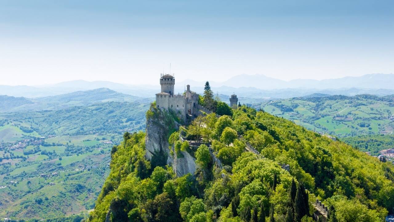 Ta en tur til et annet land! Den unike republikken San Marino ligger bare 30 km. fra hotellet.