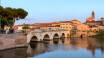 Gå en tur over den historiske Tiberiusbro i Rimini, bygget under kejser Augustus helt tilbake i år 14 f.Kr.