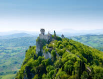Ta en tur til et annet land! Den unike republikken San Marino ligger bare 30 km. fra hotellet.