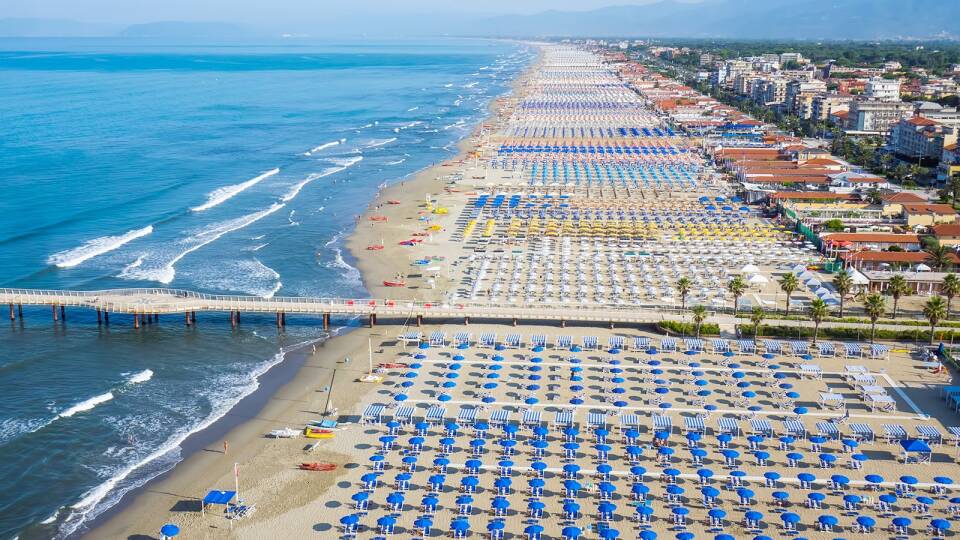 Tillbringa sommaren vid Adriatiska havet och besök den populära semesterorten Rimini.