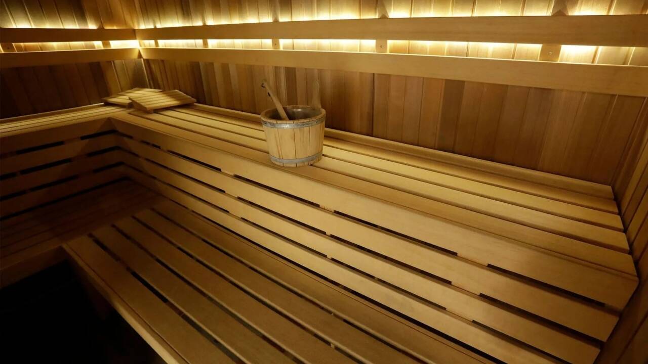 I saunaen kan du varme dig op og slappe af, så din krop kan falde til ro og ryste dagens træthed af sig.
