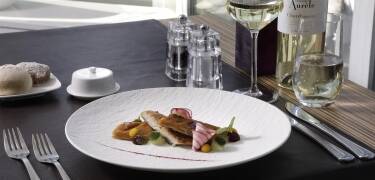 Du behöver inte gå långt för att äta middag - Taste Churchill serverar en blandning av regionala rätter och internationella klassiker.