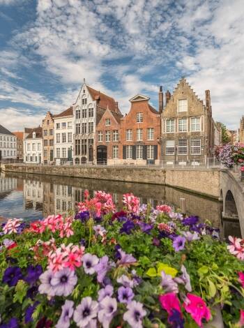 Historiske Brugge ligger mindre enn en time unna med bil, noe som gjør det til en enkel og givende dagstur.