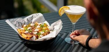 Die rauchfreie Terrasse ist bei schönem Wetter ein schöner Ort für Getränke und Snacks.