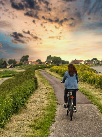 Rent a (e-)bike at the hotel and follow one of the many scenic cycling routes along the dikes.