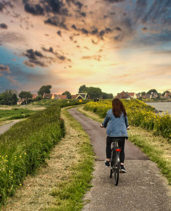 Leihen Sie sich im Hotel ein (E-)Fahrrad und folgen Sie einer der vielen malerischen Radrouten entlang der Deiche.