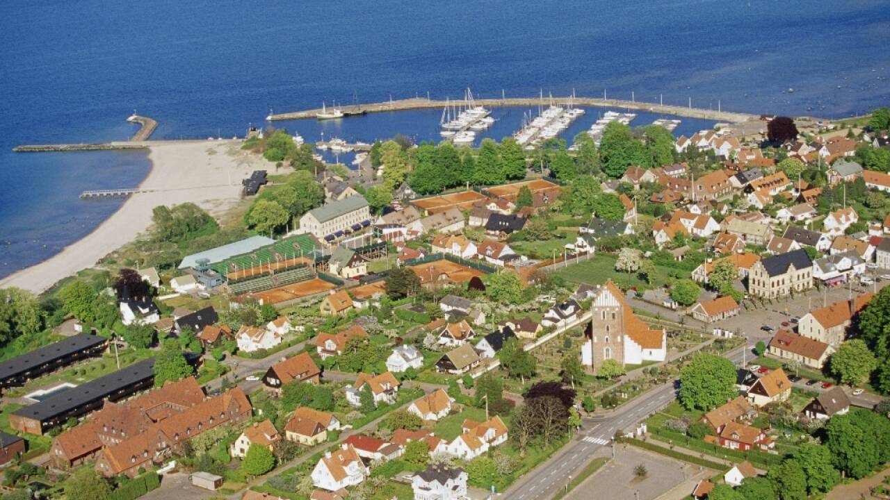 Kør en tur ned langs kysten og besøg f.eks. den populære tennis- og badeby, Båstad.