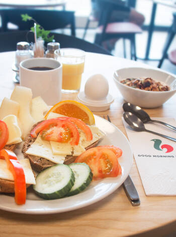 Start dagen med en god og variert frokostbuffet, som nytes i hotellets hyggelige omgivelser.