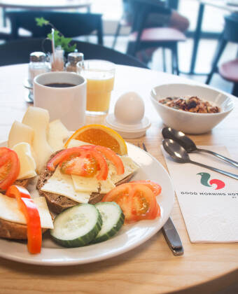 Beginnen Sie Ihren Tag mit einem schönen, abwechslungsreichen Frühstücksbuffet.