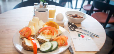 Börja dagen med den goda och varierande frukostbuffén som avnjuts i hotellets trevliga omgivningar.