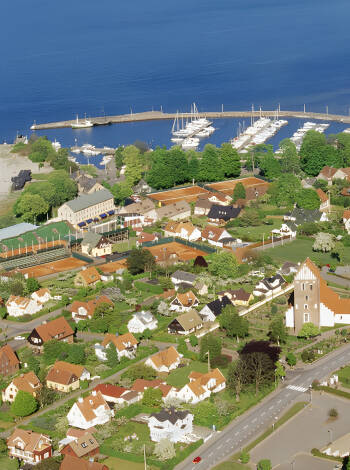 Ta bilen och kör en tur längs med kusten och passa på att besöka den populära tennis- och badorten, Båstad.