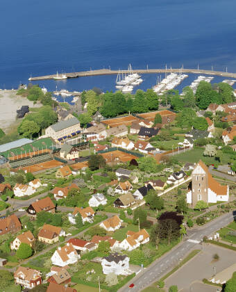 Ta bilen och kör en tur längs med kusten och passa på att besöka den populära tennis- och badorten, Båstad.