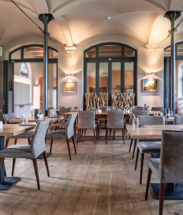 In der Brasserie können Sie ausgezeichnete regionale und internationale Gerichte genießen.