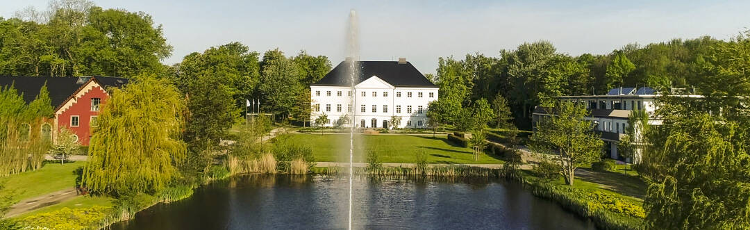 Omgitt av frodig grøntområder og rolige dammer, tilbyr Schlossgut Gross Schwansee en fredelig tilflukt med muligheter for naturvandringer og bading.