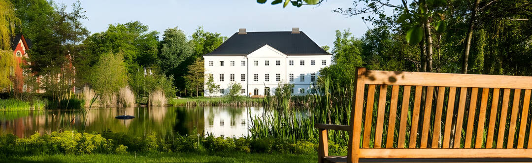 The elegant Hotel Schlossgut Groß Schwansee impresses with its architecture and the hotel's park.