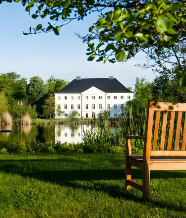 Das elegante Hotel Schlossgut Groß Schwansee besticht durch seine Architektur und den hoteleigenen Park.