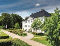 Hotel Schlossgut Groß Schwansee imponerer med sin arkitektur og sin egen park.