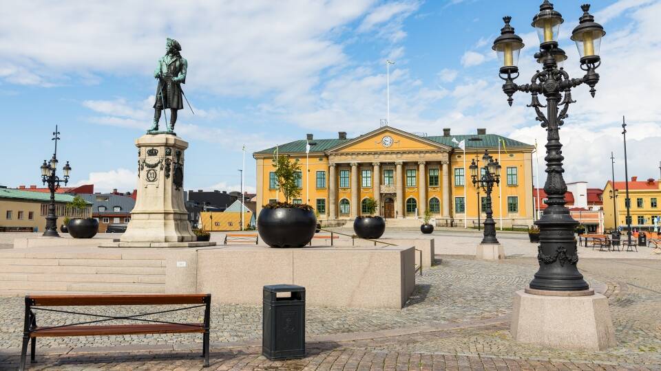 This 4-star hotel is located right in the centre of the beautiful old naval town of Karlskrona.