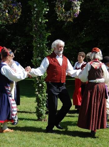 Erleben Sie authentische schwedische Traditionen, einschließlich lebendiger Volksmusik.