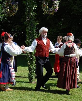 Erleben Sie authentische schwedische Traditionen, einschließlich lebendiger Volksmusik.