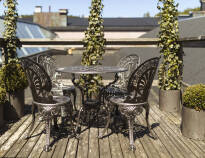 Gönnen Sie sich einen Kaffee und Kuchen auf der gemütlichen Dachterrasse des Hotels.