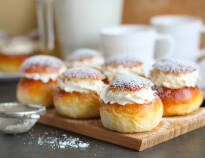 Besuchen Sie Brödfabriken und probieren Sie die preisgekrönten Semla (schwedische Eclairs) und Zimtschnecken von Eric Ericson.